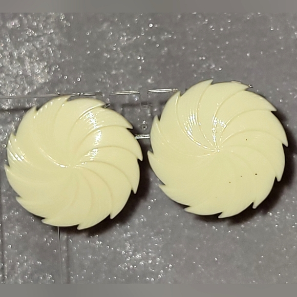 Vintage Cream Coloured Windmill Look Gold Tone Clip-on Earrings - Picture 1 of 1